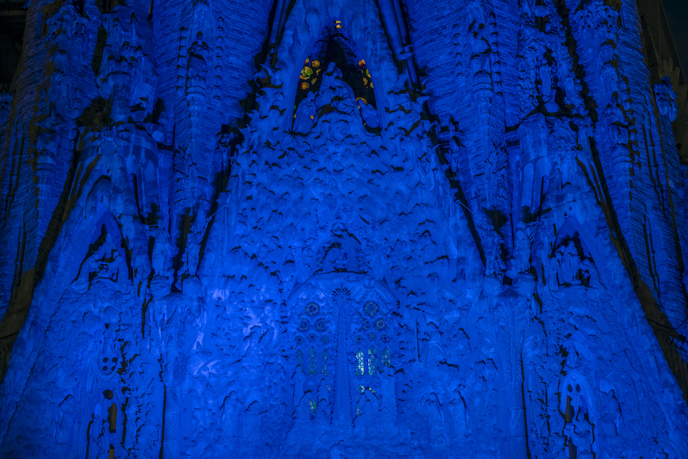 La Sagrada Familia se suma a causas solidarias iluminando la fachada del Nacimiento