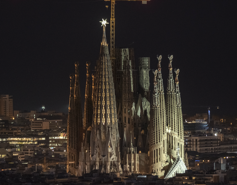 La estrella de la torre de la Virgen María se iluminará cada día