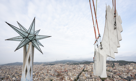 Sagrada Família starts putting on pieces to top towers of Evangelists Luke and Mark