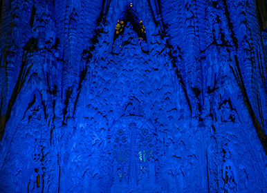 La Sagrada Família es va il·luminar de blau per donar suport a la Campanya Mundial de Conscienciació de la Pneumònia