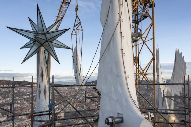 Es comença a col·locar el terminal de la torre de l’Evangelista Marc