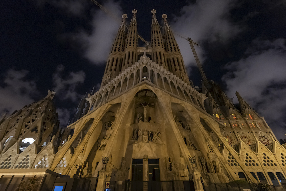 La Basílica es va sumar a l’Hora del Planeta amb l’apagada de l’estel i de les façanes del Naixement i la Passió