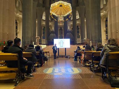 Participants del Fòrum Internacional Multireligiós Manresa 2022 a la Sagrada Família