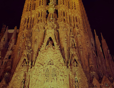 La Sagrada Família s’il·lumina el Dia Mundial de la Síndrome de Rubinstein-Taybi