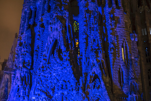 La Sagrada Família s’il·lumina per diferents causes solidàries