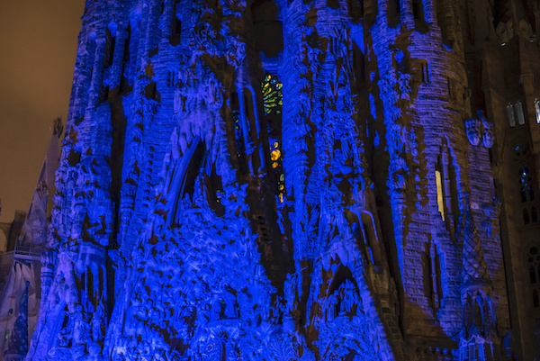 La Sagrada Familia se ilumina por varias causas solidarias