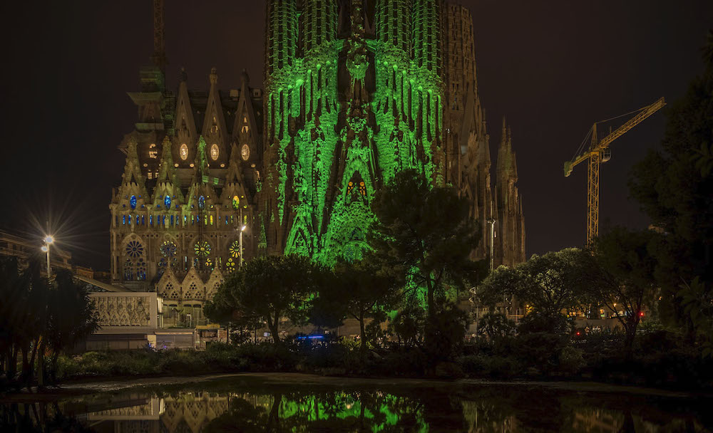 La Sagrada Família s’il·lumina amb motiu del Dia Internacional de la Sordceguesa