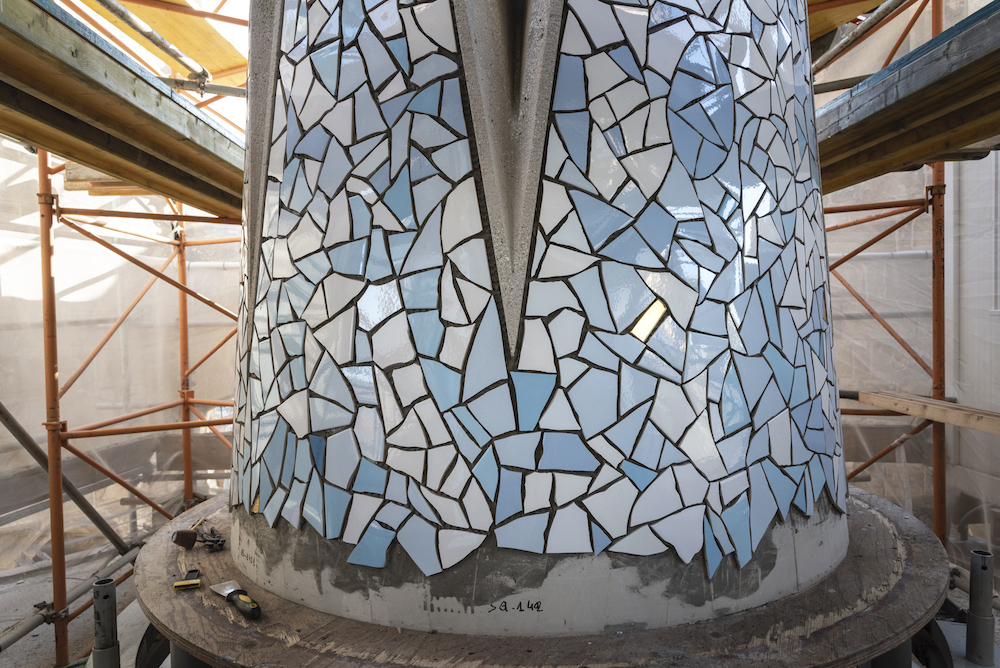 Se ornamenta con ‘trencadís’ el soporte de la estrella de la torre de la Virgen María