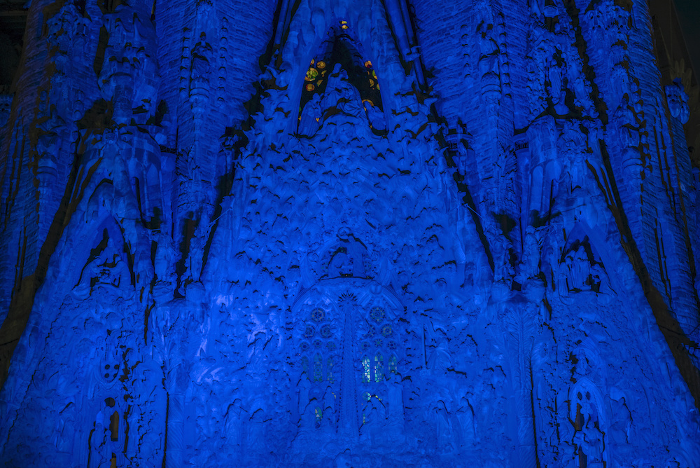 La Sagrada Familia se ilumina de azul con motivo del Día Internacional de las Personas de Edad