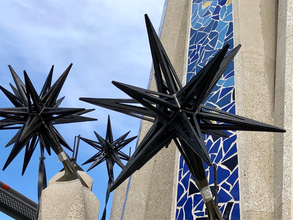 La torre de la Virgen María, a punto para ser coronada con una estrella