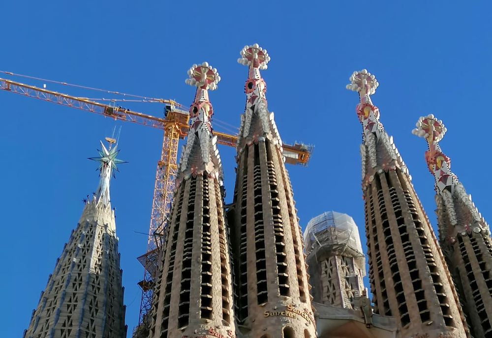 La estrella ya corona la torre de la Virgen María
