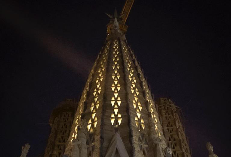 214.582  personas de 85 países ya han colaborado en la iluminación de la torre de la Virgen María