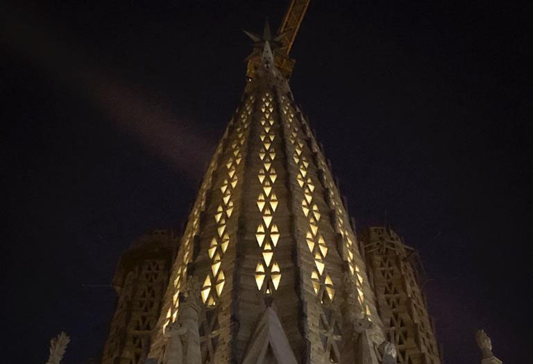214.582 persones de 85 països ja han col·laborat en la il·luminació de la torre de la Mare de Déu