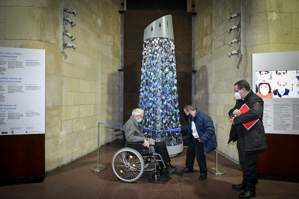 2.400 personas crean una escultura comunitaria por la inauguración de la torre de la Virgen María