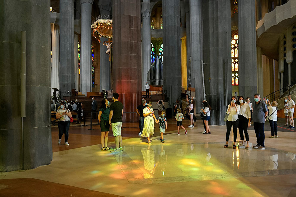 The Sagrada Família reopens its doors with a tribute to healthcare professionals