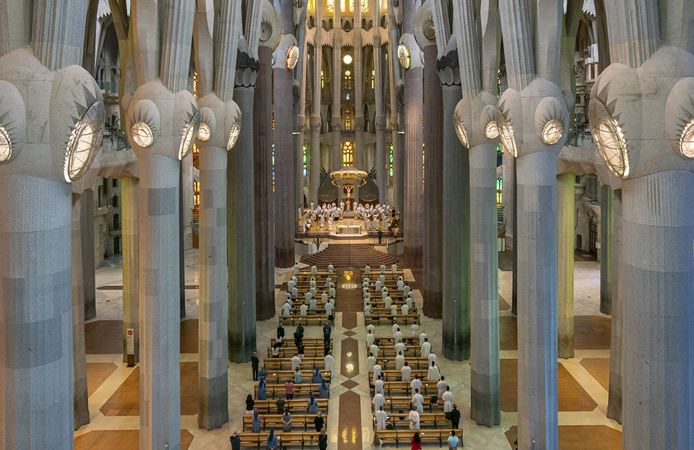 Sagrada Família moves to digital readings booklets, reducing use of paper and minimising risk of spreading virus