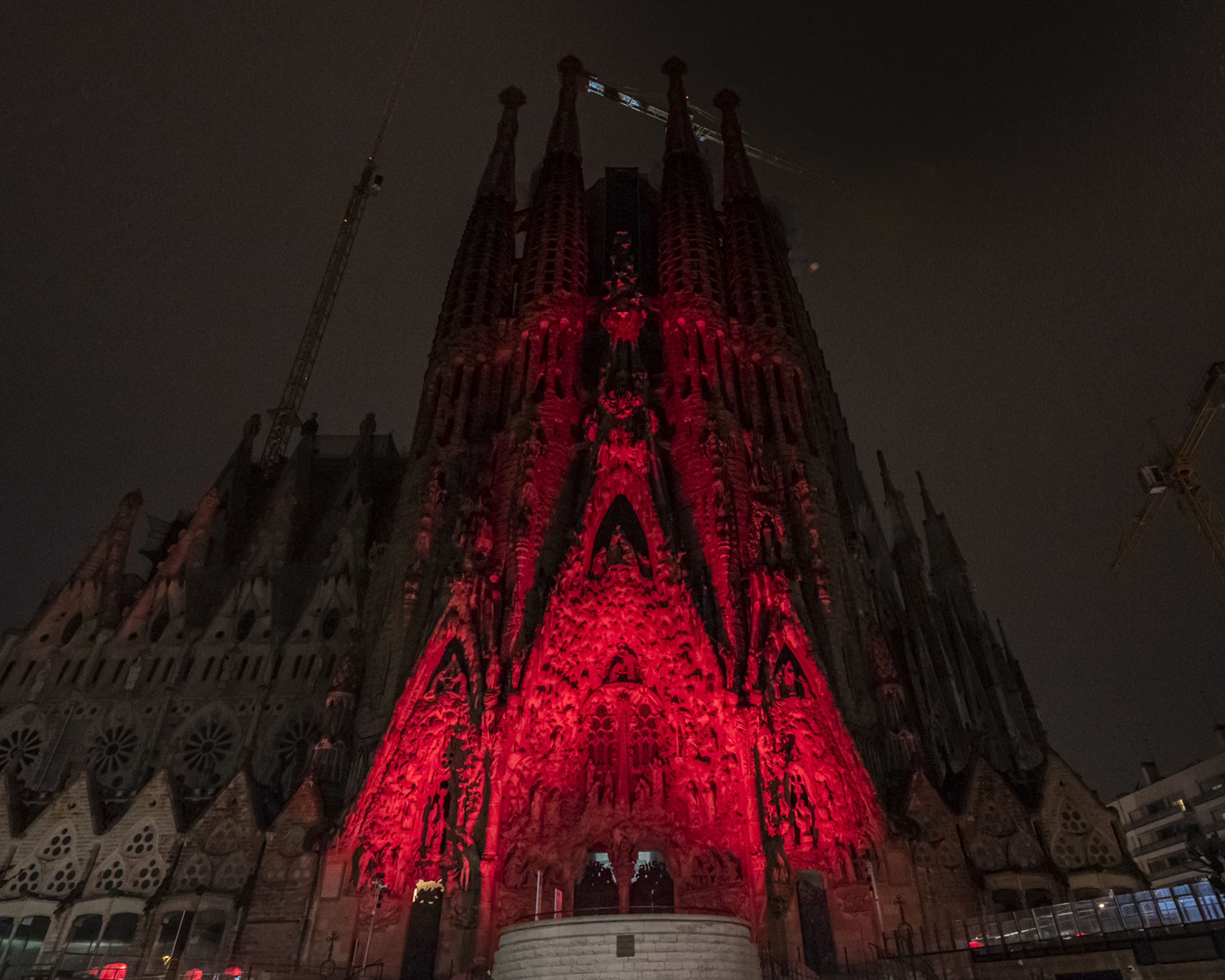 La Sagrada Familia se ilumina de rojo para sensibilizar a la población sobre la distrofia muscular de Duchenne y Becker