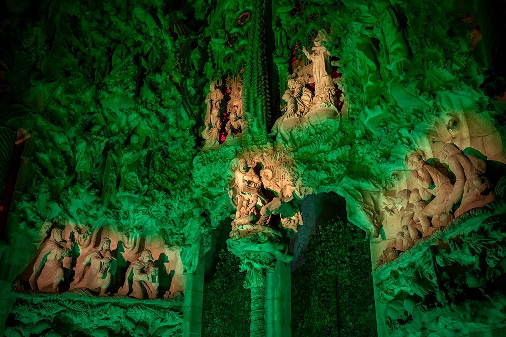 La Sagrada Familia celebra la Navidad con la iluminación de la fachada del Nacimiento en formato digital