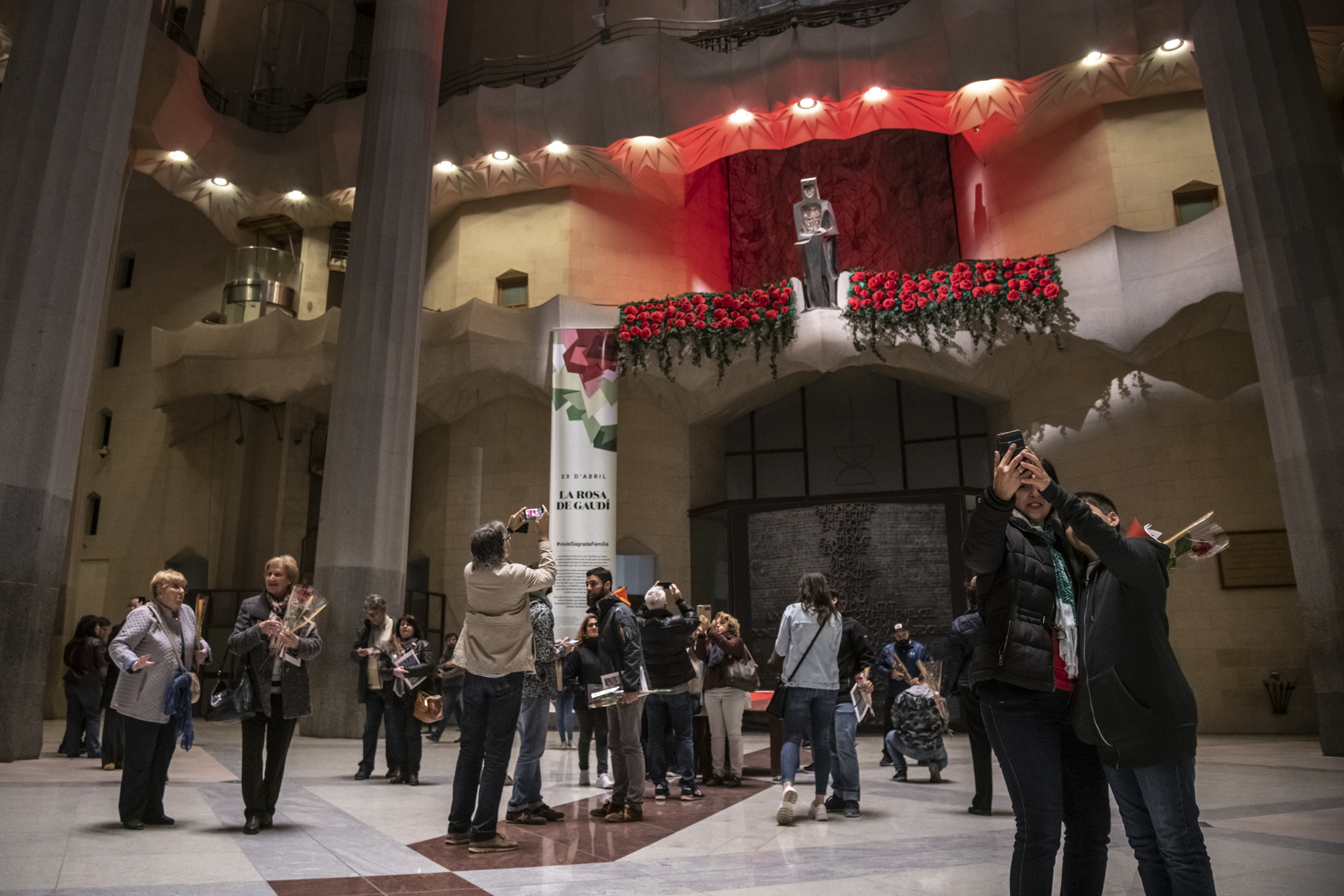 Més de 1.300 persones celebren el Dia de Sant Jordi a la Sagrada Família