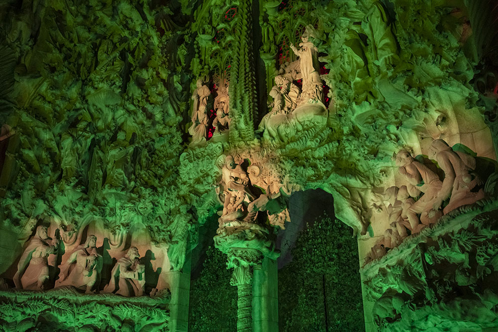 La fachada del Nacimiento, iluminada por Navidad