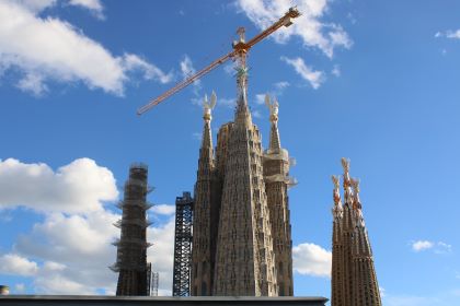 La Sagrada Familia iluminará por primera vez las torres de los Evangelistas Lucas y Marcos para conmemorar su finalización