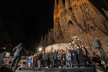 Corales y músicos infantiles de las escuelas municipales de música de Barcelona ofrecen un recital infantil de villancicos ante la fachada del Nacimiento
