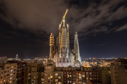 La Sagrada Família il·lumina per primera vegada les torres dels Evangelistes Lluc i Marc