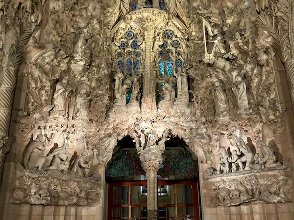 La Sagrada Familia ilumina diferentes grupos escultóricos de la fachada del Nacimiento