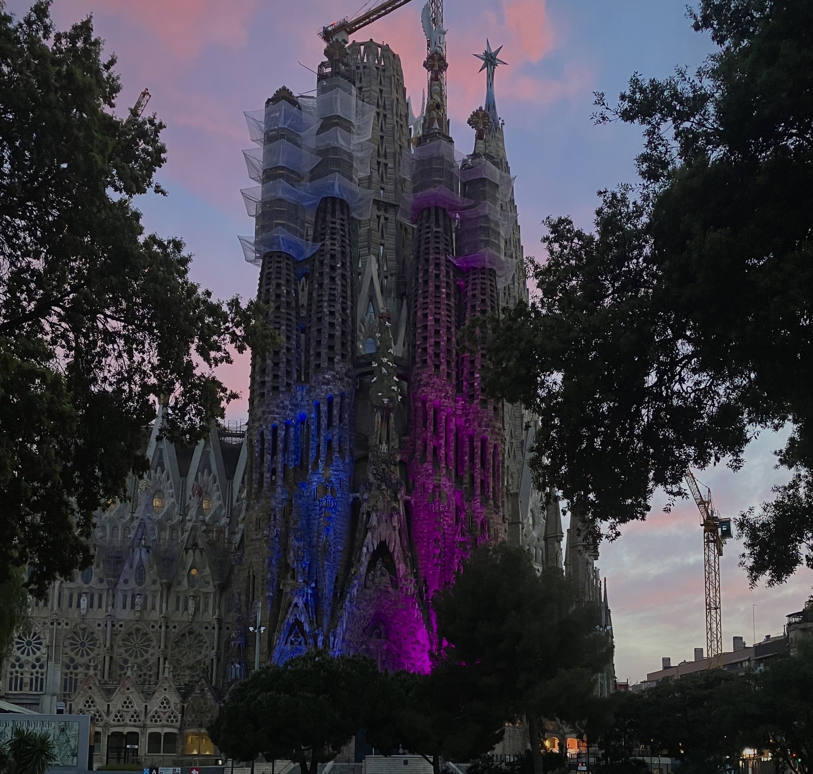 La Sagrada Familia se ilumina de azul y púrpura con motivo del mes europeo de concienciación de la enfermedad de Huntington