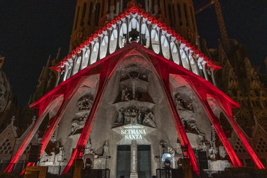 La Sagrada Família relata la passió i la mort de Jesucrist amb les il·luminacions de la façana de la Passió