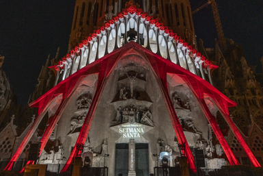 La Sagrada Familia relata la pasión y la muerte de Jesucristo con las iluminaciones de la fachada de la Pasión