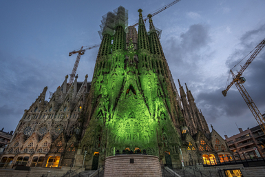 La Sagrada Familia se ilumina de verde en conmemoración del Día Internacional de la Miastenia Gravis