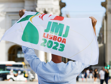 La Sagrada Familia acoge a los jóvenes de la Jornada Mundial de la Juventud que van camino a Lisboa