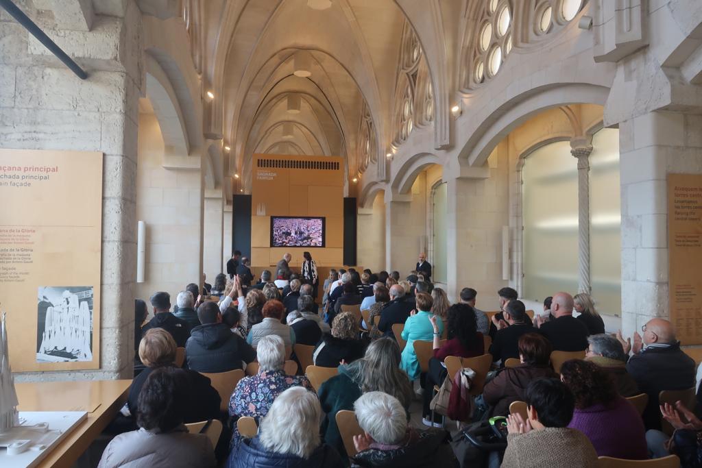 Representants de la Trobada Nacional de Dones Confrares visiten la Sagrada Família