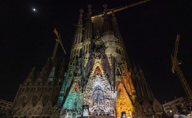 La Sagrada Família aplega milers de persones per celebrar el Nadal