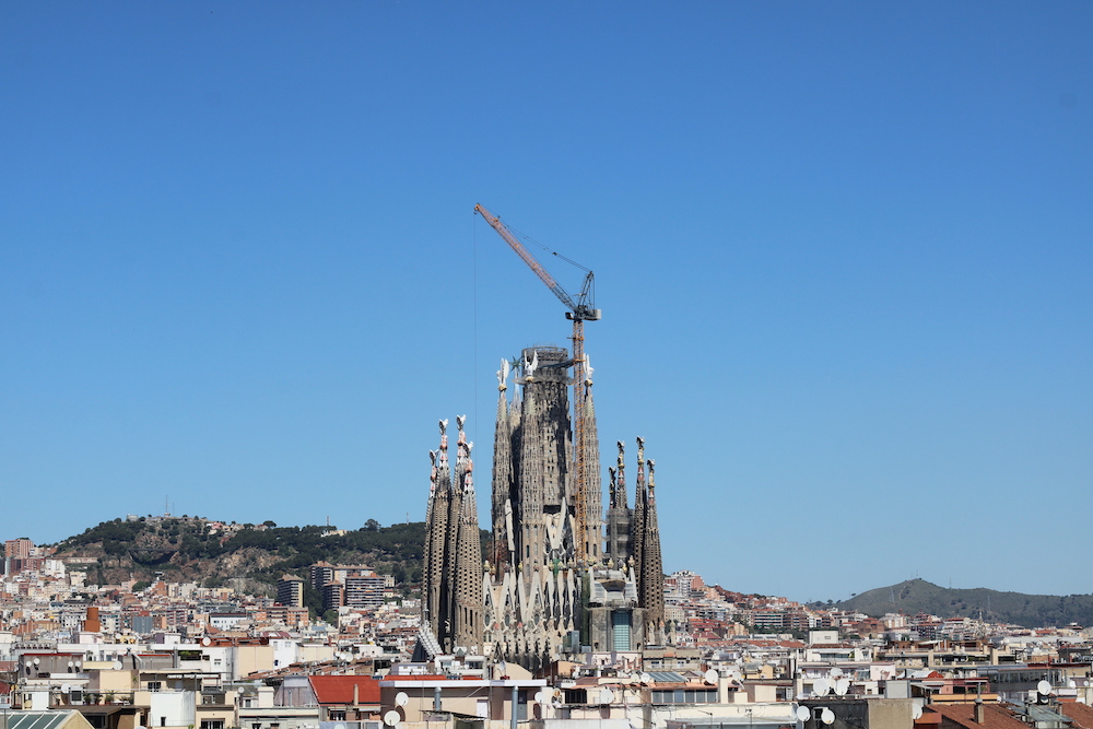 La Sagrada Família instal·la una nova grua que arribarà als 200 metres