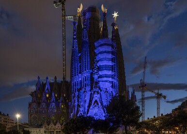 La fachada del Nacimiento se ilumina por el Día de Europa