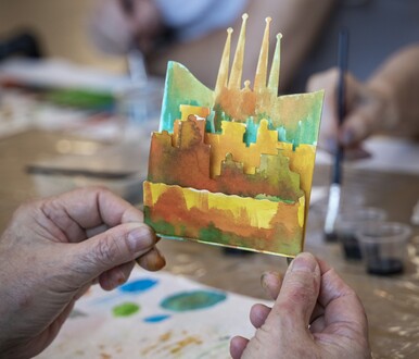 La Sagrada Familia ha organizado un taller artístico para la gente mayor del barrio bajo el título «Crecemos con la Sagrada Familia»