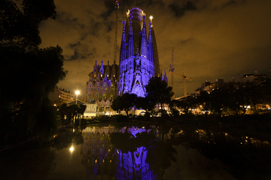 La Sagrada Família s’il·lumina amb motiu del Dia Mundial de la Diabetis