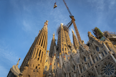 Es culmina el dotzè nivell de la torre de Jesucrist i s’inicia la construcció del terminal amb la creu