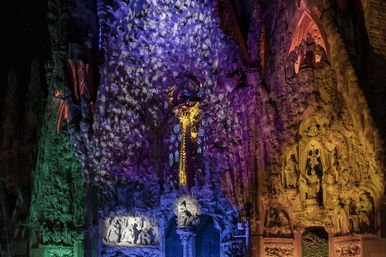 La façana del Naixement de la Sagrada Família s’il·lumina per Nadal