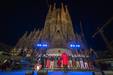 Christmas carolling outside the Sagrada Família Nativity façade