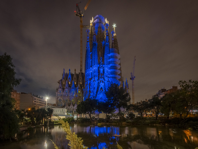 La Sagrada Familia se ilumina por el Día Mundial de Concienciación sobre el Autismo