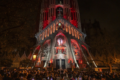 Relato de la pasión y la muerte de Jesucristo con las iluminaciones de la fachada de la Pasión
