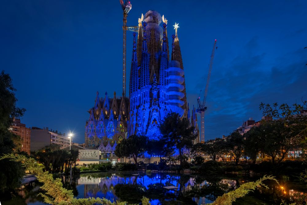 La fachada del Nacimiento se ilumina por el Día de Europa