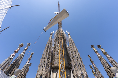 Arriben les primeres peces de la creu que coronarà la torre de Jesucrist