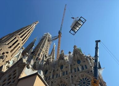 First arm of the cross to top the tower of Jesus Christ arrives