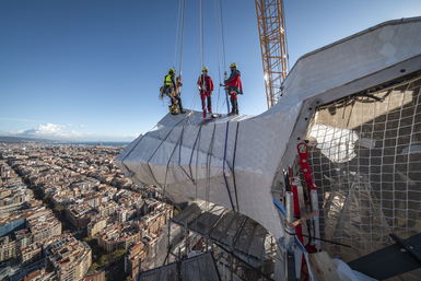 Avanza la instalación de la cruz de la torre de Jesucristo con los dos primeros brazos horizontales