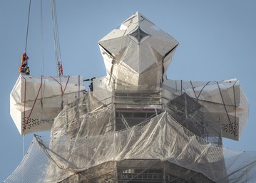 Instalados los cuatro brazos horizontales de la cruz de la torre de Jesucristo