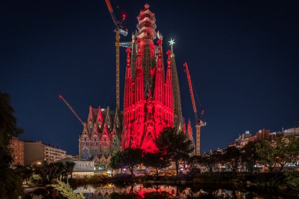La Sagrada Família s'il·lumina per donar suport a la Marató de Donació de Sang de Catalunya